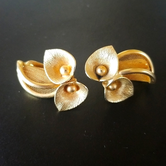 Hobé Jewelry - Vintage Hobé Gold Tone Mesh Flower Design Earrings